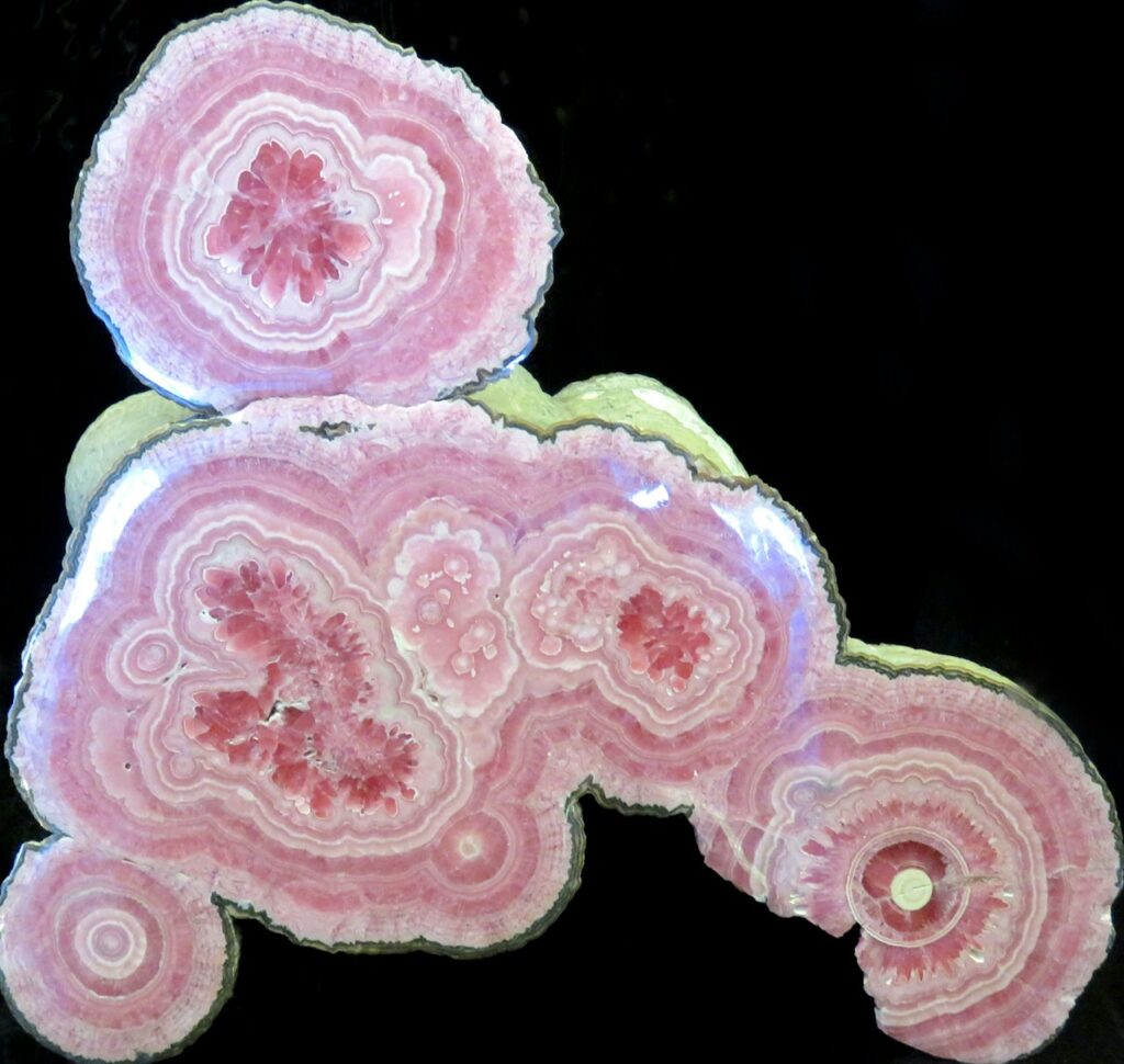 Broche Geométrico de Resina con Minerales Naturales