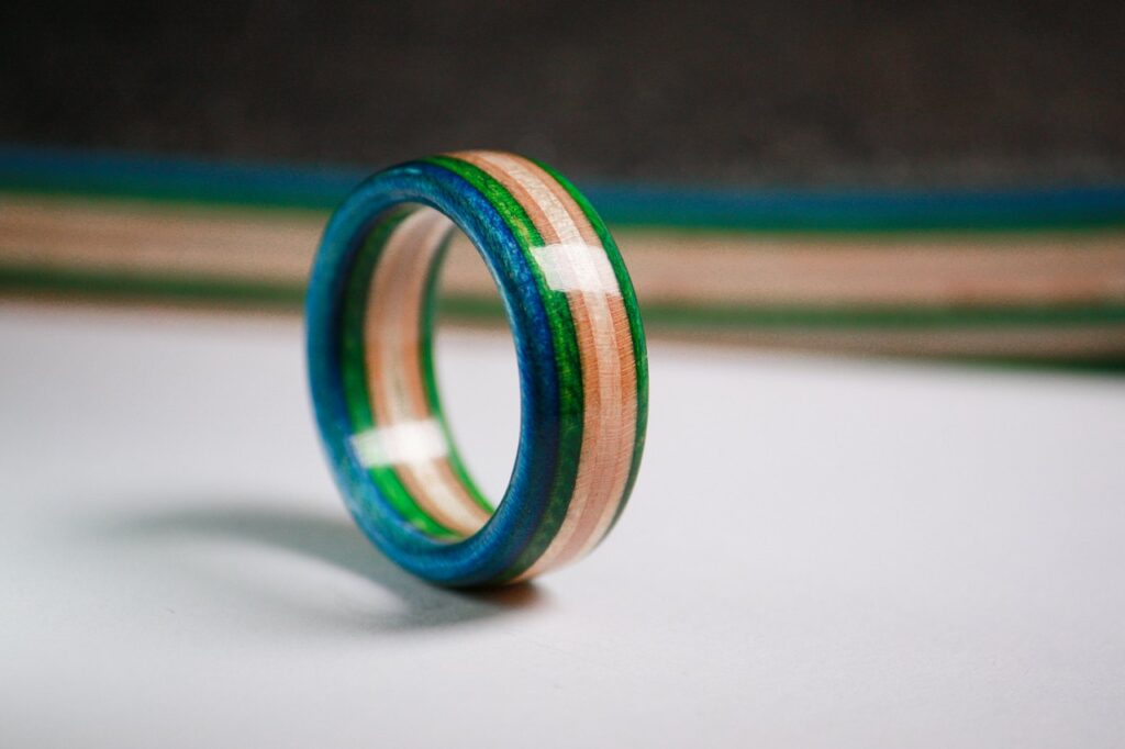 Anillo Geométrico de Resina y Madera de Nogal
