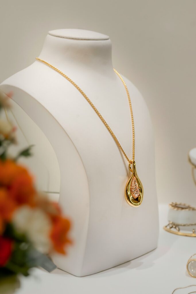 Collar Minimalista de Resina con Hoja de Oro